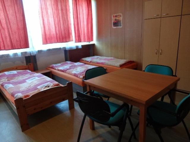 Hostel Monty Říčany Rom bilde