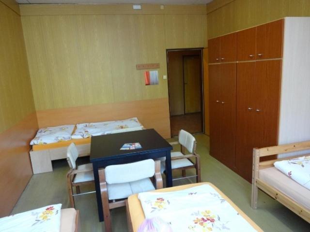 Hostel Monty Říčany Rom bilde