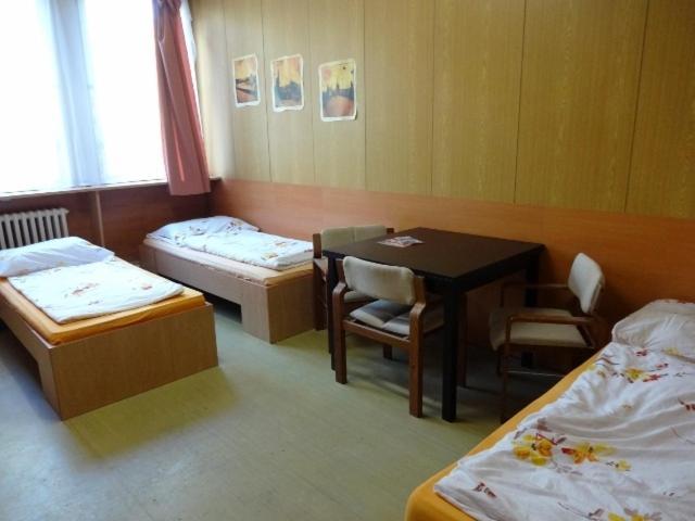 Hostel Monty Říčany Rom bilde